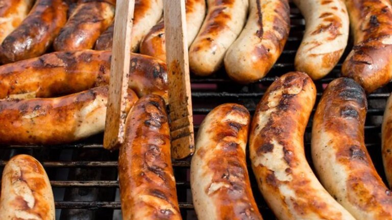 grillwuerste-auf-einem-gasgrill-bei-der-reinigung-ist-fingerspitzengefuehl-gefragt.jpg