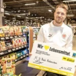 hauke-wahl-der-profifussballer-kassierte-bei-edeka-in-der-rindermarkthalle-fuer-die-fc-st-pauli-raba.webp