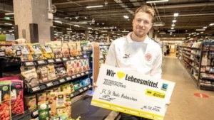 hauke-wahl-der-profifussballer-kassierte-bei-edeka-in-der-rindermarkthalle-fuer-die-fc-st-pauli-raba.webp