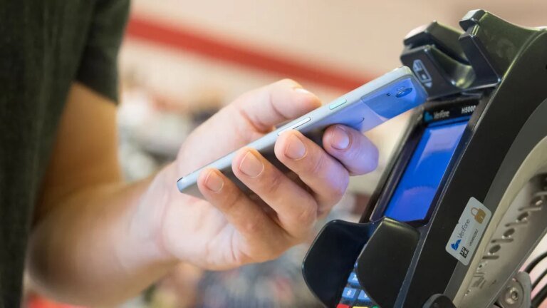 im-vorbeigehen-wer-mit-dem-smartphone-einkaeufe-zahlt-muss-nicht-nach-muenzen-oder-karten-kramen.jpg