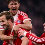 in-feierlaune-doppeltorschuetze-harry-kane-vorn-bayern-teamkollegen-tom-bischof-und-lennart-karl-v-l.webp
