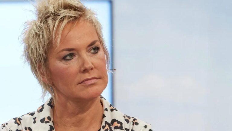 inka-bause-die-moderatorin-wirkt-nachdenklich-ob-der-politischen-entwicklung-in-deutschland.jpg