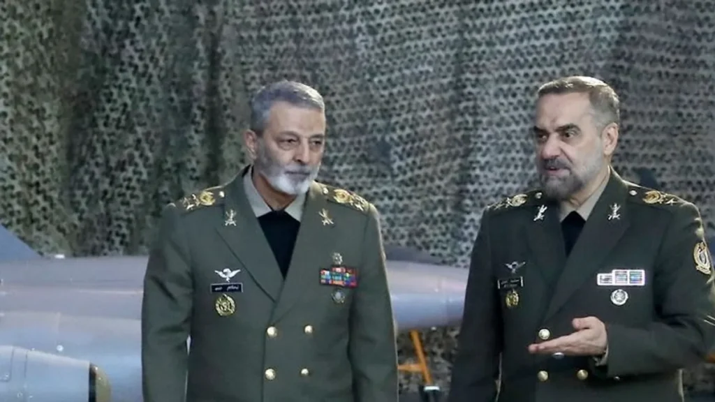irans-verteidigungsminister-general-mohammed-resa-aschtiani-r-spricht-mit-dem-befehlshaber-der-armee.webp