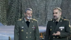 irans-verteidigungsminister-general-mohammed-resa-aschtiani-r-spricht-mit-dem-befehlshaber-der-armee.webp