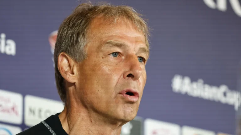 juergen-klinsmann-der-ex-bundestrainer-traut-der-deutschen-nationalelf-bei-der-wm-im-sommer-in-ameri.webp
