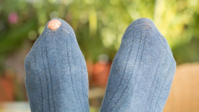 kaputte-socken-der-zeitaufwand-fuer-das-stopfen-lohnt-sich-bei-guenstigen-socken-oft-nicht.jpg
