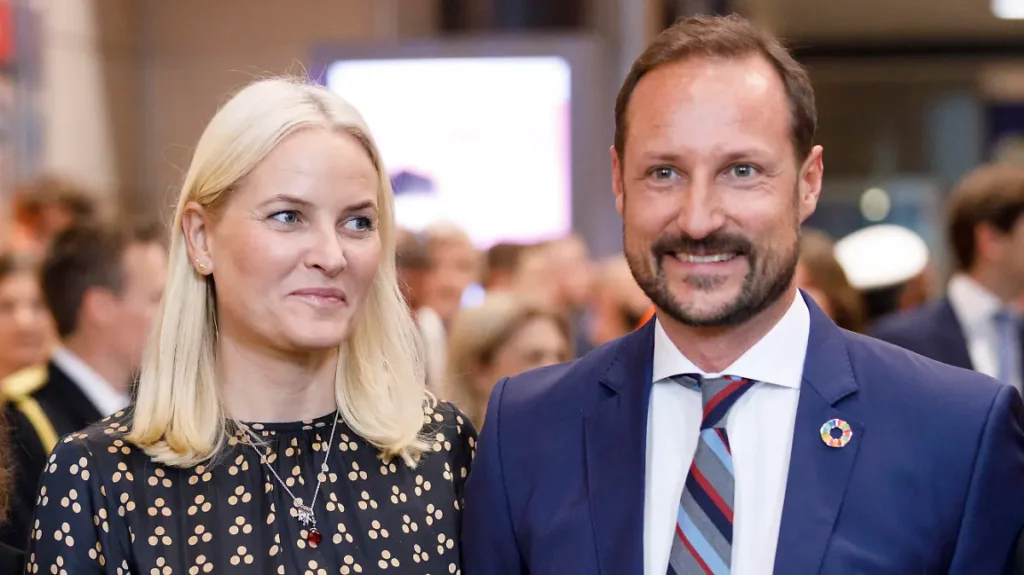 kronprinzessin-mette-marit-und-kronprinz-haakon-von-norwegen-beim-besuch-des-norwegischen-kronprinze.webp