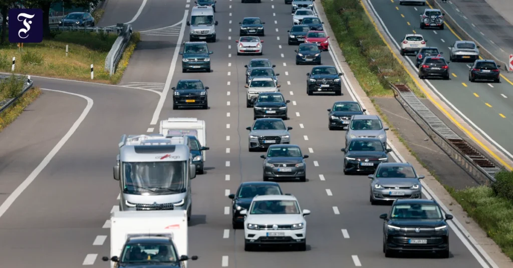 lange-kolonne-autos-fahren-auf.webp.webp