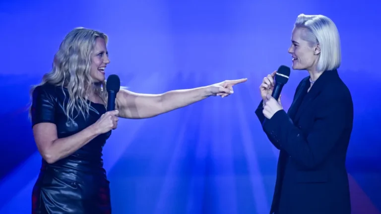 leider-das-beste-am-ganzen-abend-das-kongeniale-moderatorinnen-duo-aus-barbara-schoeneberger-links-u.webp