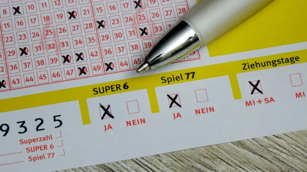 lottoschein-mit-super-6-und-spiel-77-symbolbild-die-gewinnchancen-beim-klassischen-lotto-liegen-bei.webp