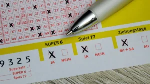 lottoschein-mit-super-6-und-spiel-77-symbolbild-die-gewinnchancen-beim-klassischen-lotto-liegen-bei.webp