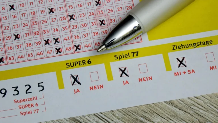 lottoschein-mit-super-6-und-spiel-77-symbolbild-die-gewinnchancen-beim-klassischen-lotto-liegen-bei.webp