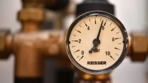 manometer-wasseruhr-heizungsaltanlage-gasheizung-haustechnik-stuttgart-baden-wuerttemberg-deutschlan.webp