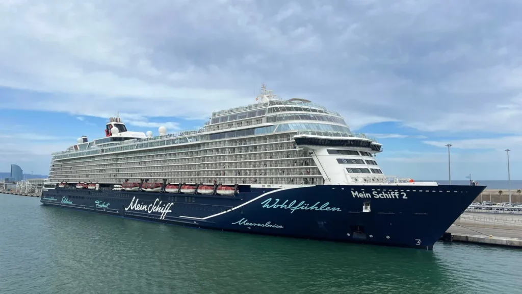 mein-schiff-2-im-hafen-von-barcelona-archivbild-wegen-zu-hoher-wellen-musste-das-schiff-seine-aktuel.webp
