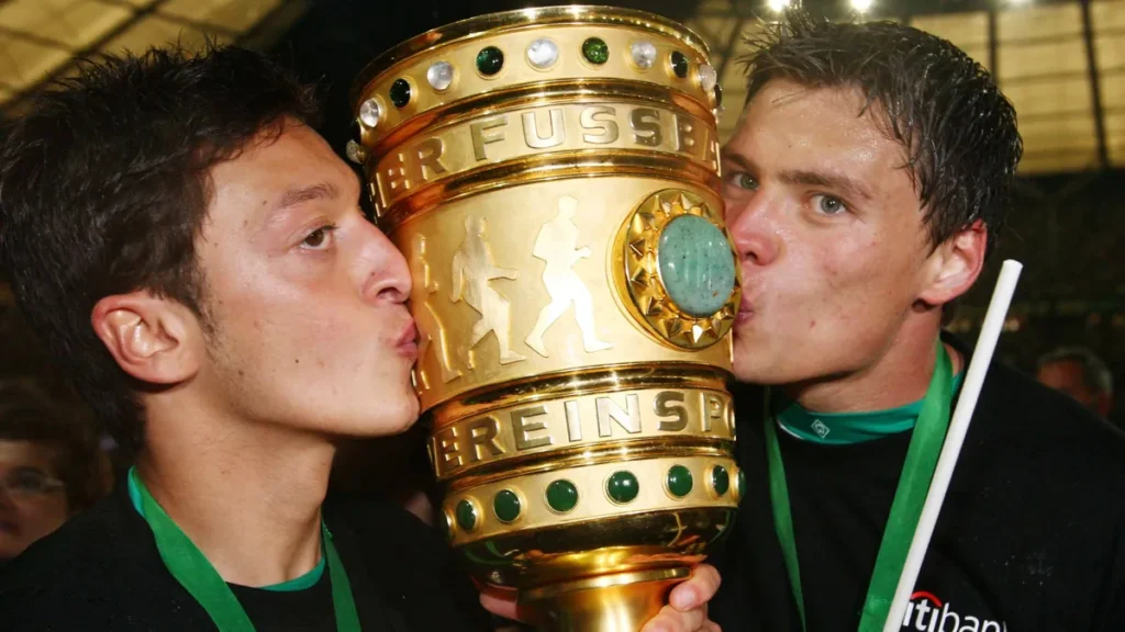 mesut-oezil-li-und-sebastian-boenisch-beide-bremen-feiern-den-pokalsieg-2009-fussball-herren-dfb-pok.webp