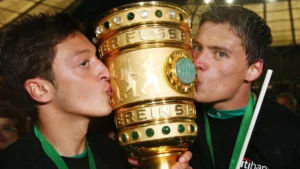 mesut-oezil-li-und-sebastian-boenisch-beide-bremen-feiern-den-pokalsieg-2009-fussball-herren-dfb-pok.webp