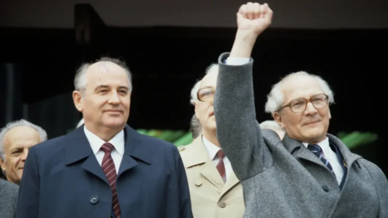 michail-gorbatschow-und-erich-honecker-1986-die-ddr-war-vollstaendig-von-der-sowjetunion-abhaengig.j.webp