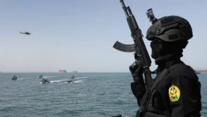 militaeruebung-des-iran-in-der-strasse-von-hormus-ein-krieg-mit-den-usa-koennte-die-ganze-region-bet.webp