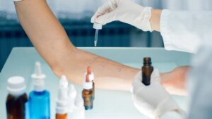 mit-einem-allergietest-wird-geprueft-ob-eine-person-auf-bestimmte-substanzen-allergisch-reagiert.jpg