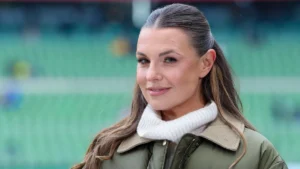 moderatorin-laura-wontorra-dazn-schaut-bundesliga-sv-werder-bremen-v-fc-bayern-muenchen-weserstadion.webp