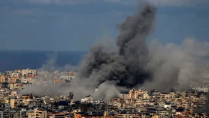 nach-einem-israelischen-luftangriff-auf-ein-mutmassliches-hisbollah-ziel-im-sueden-beiruts-steigt-sc.webp