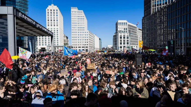 nach-einer-demonstration-von-schuelern-gegen-die-wehrpflicht-ermittelt-die-polizei-wegen-eines-plaka.webp