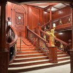 nachbau-der-beruehmten-treppe-des-schiffes-in-potsdam-gibt-es-derzeit-eine-titanic-ausstellung.jpg
