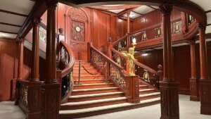 nachbau-der-beruehmten-treppe-des-schiffes-in-potsdam-gibt-es-derzeit-eine-titanic-ausstellung.jpg