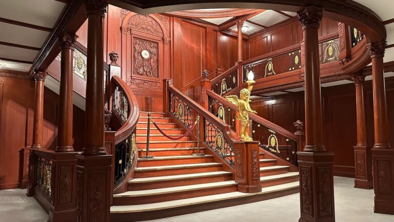 nachbau-der-beruehmten-treppe-des-schiffes-in-potsdam-gibt-es-derzeit-eine-titanic-ausstellung.jpg