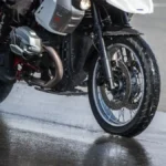 ob-die-motorrad-reifen-ausreichend-kontakt-zur-fahrbahn-haben-ist-unter-anderem-eine-frage-der-profi.webp