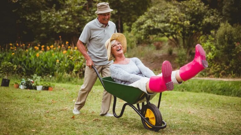 paar-im-garten-symbolbild-gartenarbeit-kann-der-geistigen-und-seelischen-gesundheit-zugutekommen.jpg