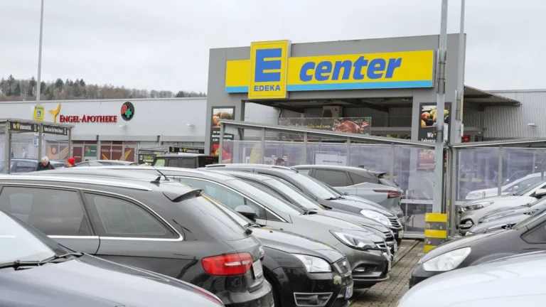 parkplatz-vor-dem-supermarkt-obwohl-es-sich-nicht-um-oeffentlichen-verkehrsraum-handelt-gelten-hier.webp
