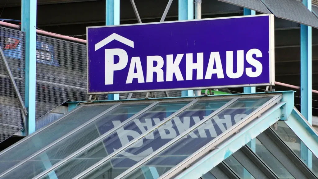 parkplatzproblem-parkplatzsuche-oeffentliches-parkhaus-schild-ueber-der-einfahrt-parking-lot-problem.webp