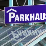 parkplatzproblem-parkplatzsuche-oeffentliches-parkhaus-schild-ueber-der-einfahrt-parking-lot-problem.webp