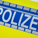 polizeifahrzeuge-und-einsatzkraefte-im-stadtgebiet-oldenburg-deutschland-05-032026-detailaufnahme-ei.webp