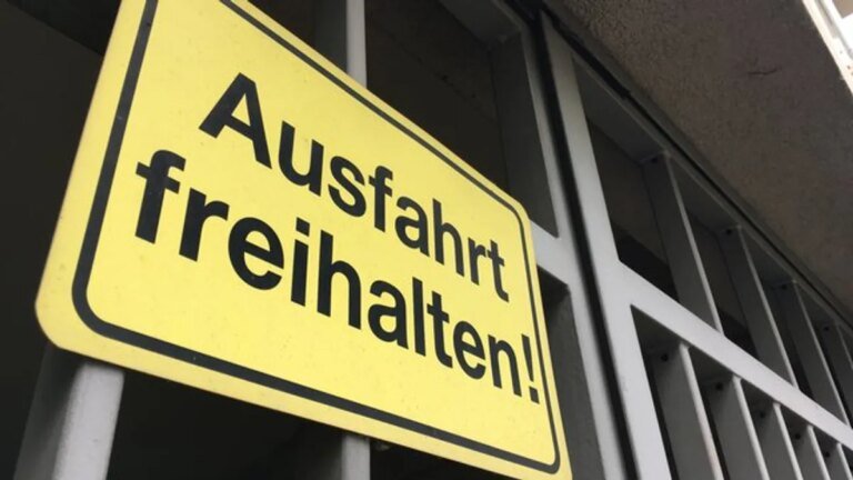 privates-hinweisschild-drohen-konsequenzen-wenn-man-es-nicht-beachtet.jpg