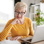 rentnerin-erledigt-ihre-steuern-auch-im-ruhestand-faellt-mitunter-einkommensteuer-an.jpg