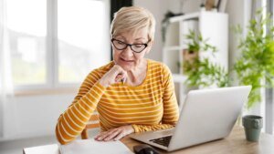 rentnerin-erledigt-ihre-steuern-auch-im-ruhestand-faellt-mitunter-einkommensteuer-an.jpg