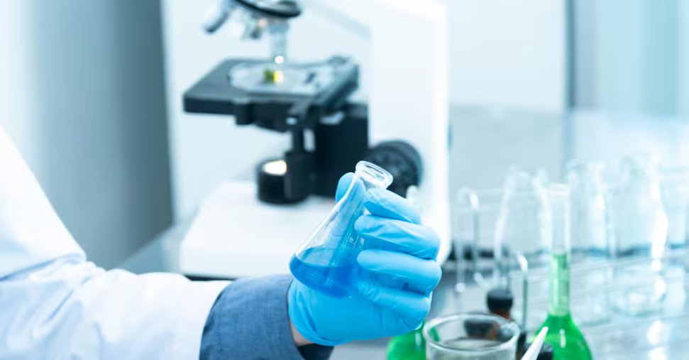 ricercatore_provetta-U72181800718RXw-1440x752@IlSole24Ore-Web.jpg