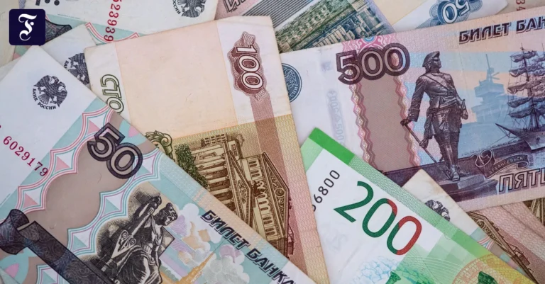russische-rubel-banknoten-auf.webp.webp