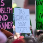 schilder-werden-auf-einer-demonstration-hochgehalten-unter-dem-motto-es-reicht-haben-am-montag-in-fr.webp