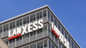 schriftzug-und-emblem-lanxess-an-der-konzernzentrale-in-koeln-archivbild-die-ratingagentur-moody-s-h.webp