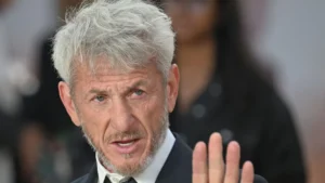 sean-penn-der-schauspieler-gewann-einen-oscar-kam-aber-nicht-zur-verleihung-um-diesen-entgegenzunehm.webp