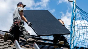 solarenergie-wirtschaft-bauen-solarenergie-arbeiter-installieren-eine-photovoltaikanlage-auf-dem-dac.webp