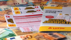 spielscheine-des-eurojackpots-zwischen-geldscheinen-symbolfoto-in-nordrhein-westfalen-hat-ein-unbeka.webp