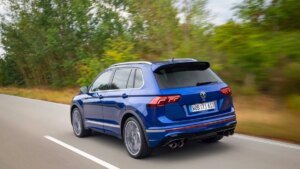 sportliches-suv-hier-rollt-der-vw-tiguan-in-rasant-gestylter-r-variante-vor.jpg