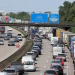 stau-auf-der-a1-bei-bremen-bereits-am-freitag-ging-es-nur-sehr-langsam-in-richtung-osnabrueck-voran.webp
