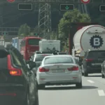 stau-auf-einer-autobahn-in-der-schweiz-symbolbild-die-gemeinde-domat-ems-gibt-eine-strasse-nur-fuer.webp