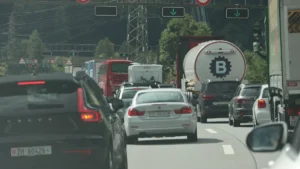 stau-auf-einer-autobahn-in-der-schweiz-symbolbild-die-gemeinde-domat-ems-gibt-eine-strasse-nur-fuer.webp