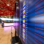 stornierte-bzw-annulierte-fluege-auf-einem-display-im-terminal-waehrend-eines-warnstreik-am-flughafe.webp